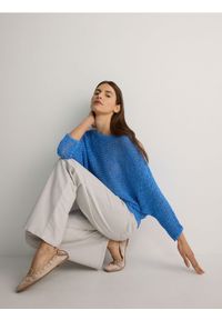 Reserved - Sweter o luźnym splocie - jasnoniebieski. Kolor: niebieski. Materiał: dzianina. Wzór: ze splotem