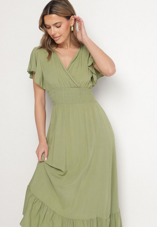 Born2be - Zielona Wiskozowa Kopertowa Sukienka o Rozkloszowanym Kroju Nellrive. Okazja: na co dzień. Typ kołnierza: dekolt w serek. Kolor: zielony. Materiał: wiskoza. Długość rękawa: krótki rękaw. Typ sukienki: kopertowe. Styl: casual, elegancki