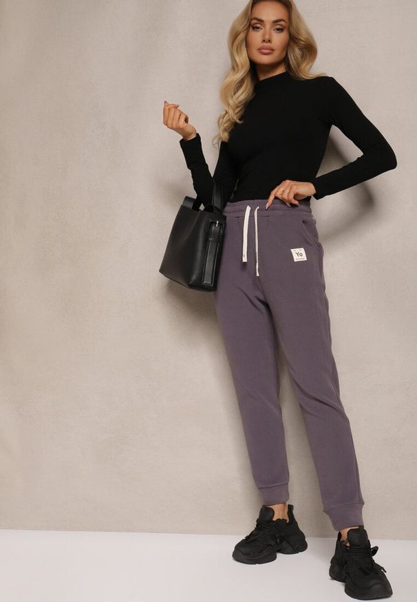 Renee - Ciemnoszare Spodnie Dresowe Ocieplone z Bawełny High Waist Ozdobione Aplikacją Rianila. Okazja: na co dzień. Stan: podwyższony. Kolor: szary. Materiał: dresówka, bawełna. Długość: do kostek. Wzór: aplikacja. Styl: casual