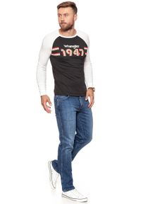 Wrangler - LONGSLEEVE WRANGLER LS 1947 TEE FADED BLACK W7B82GOV6 112131552. Długość rękawa: długi rękaw. Wzór: nadruk #6