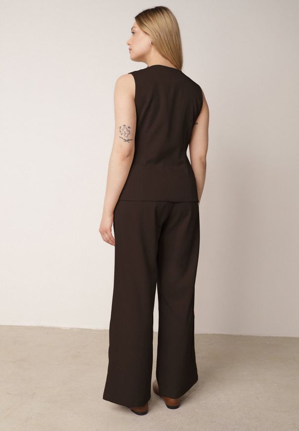 Born2be - Brązowy Komplet Garniturowy z Bawełną Kamizelka i Szerokie Spodnie Sererissa. Kolor: brązowy. Materiał: bawełna