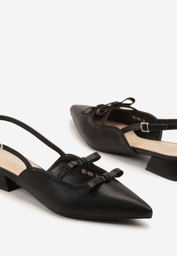 Born2be - Czarne Eleganckie Sandały na Niskim Słupku z Kokardkami i Noskiem w Szpic Rensara. Okazja: na co dzień. Zapięcie: pasek. Kolor: czarny. Materiał: jeans. Obcas: na słupku. Styl: elegancki