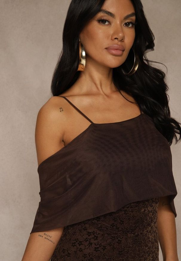 Renee - Brązowa Sukienka o Asymetrycznym Kroju Ozdobiona Falbaną Owedia. Kolor: brązowy. Materiał: poliester. Wzór: aplikacja. Typ sukienki: asymetryczne. Styl: elegancki