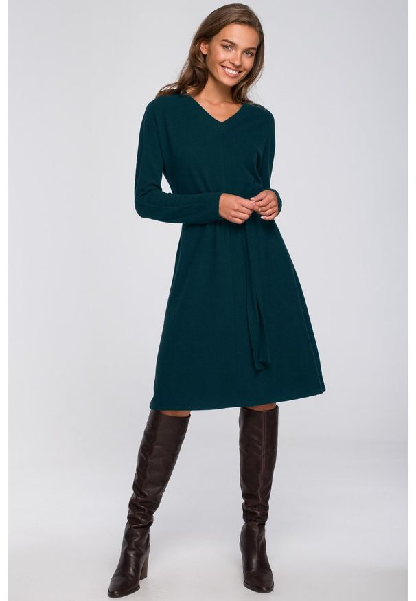 e-margeritka - Sukienka trapezowa midi z wiskozy zielona - 2xl/3xl. Okazja: na co dzień. Kolor: zielony. Materiał: wiskoza. Typ sukienki: trapezowe. Styl: casual. Długość: midi