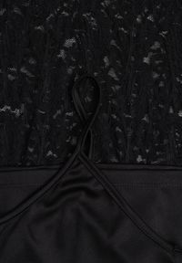 Renee - Czarna Sukienka z Koronki Zdobiona Rozszerzanymi Rękawami i Wąskim Paskiem Kylimna. Okazja: na imprezę. Typ kołnierza: kołnierz z falbankami. Kolor: czarny. Materiał: koronka. Długość rękawa: na ramiączkach. Wzór: aplikacja, koronka #3