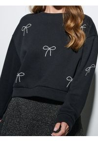 Sinsay - Bluza crewneck ze wzorem w kokardy - czarny. Typ kołnierza: kokarda. Kolor: czarny #1