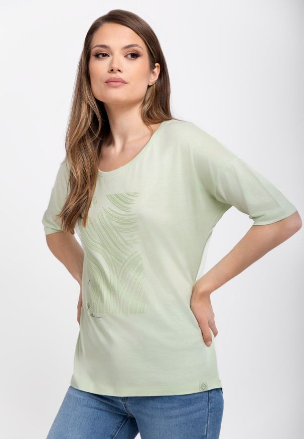 Volcano - Luźna koszulka z nadrukiem, Comfort Fit, T-FEST. Kolor: zielony. Materiał: skóra, bawełna, materiał. Wzór: nadruk