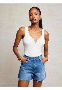 Big-Star - Koszulka damska na ramiączkach z ozdobnymi guzikami biała Messa 100. Typ kołnierza: dekolt w kształcie V. Kolor: biały. Materiał: jeans, materiał, prążkowany. Długość rękawa: na ramiączkach. Sezon: lato. Styl: elegancki #5