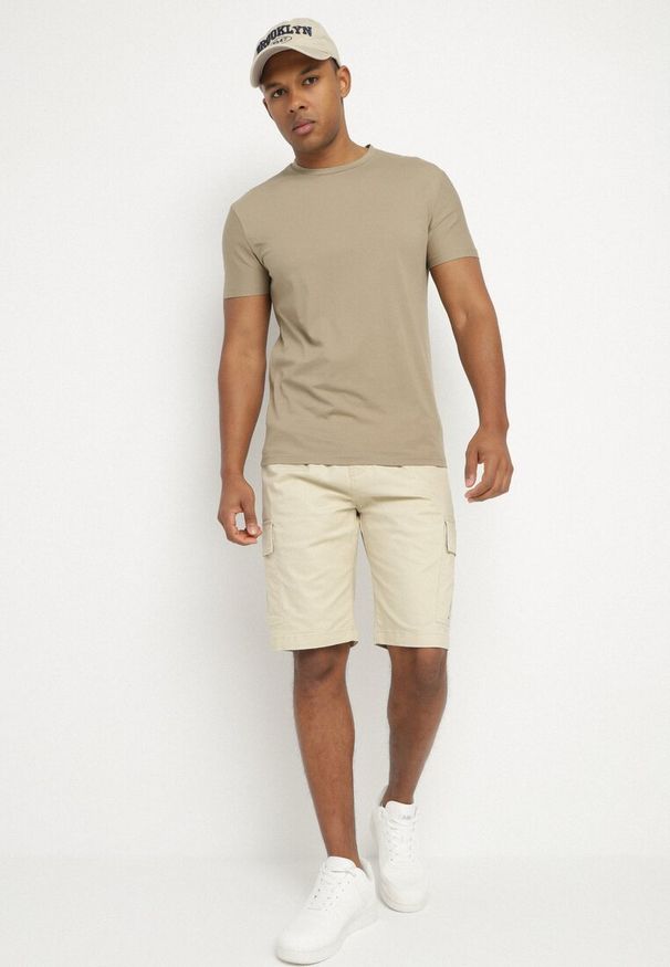 Born2be - Ciemnobeżowe Szorty Cargo z Bawełny Vikiitori. Okazja: na co dzień. Kolor: beżowy. Materiał: bawełna. Sezon: lato. Styl: klasyczny, casual, elegancki