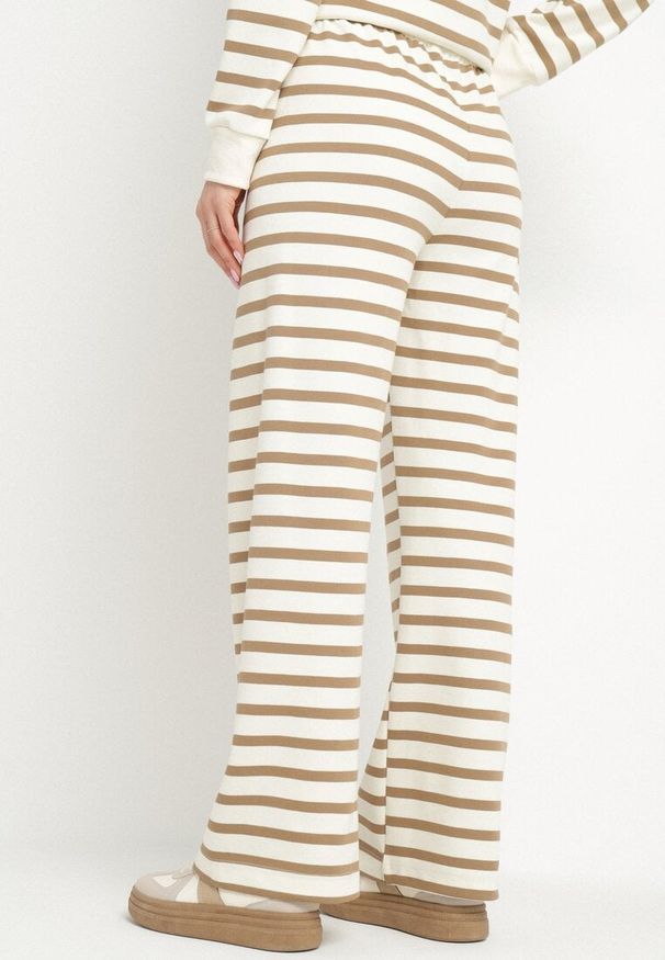 Born2be - Beżowe Spodnie Dresowe z Bawełną o Szerokim Kroju w Paski Fenorila. Okazja: na co dzień, na spacer. Kolor: beżowy. Materiał: bawełna, dresówka. Wzór: paski. Styl: casual, elegancki
