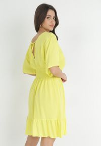 Born2be - Żółta Sukienka z Wiskozy z Marszczoną Gumką w Talii Demaria. Kolor: żółty. Materiał: wiskoza. Typ sukienki: rozkloszowane