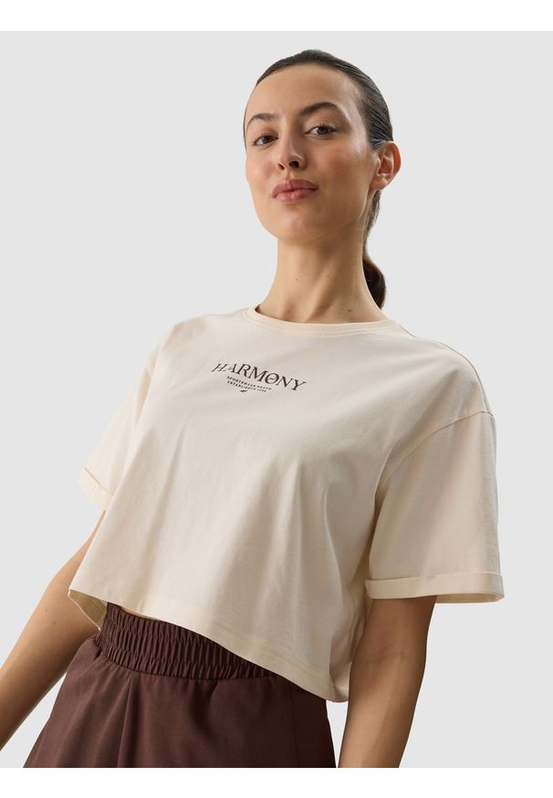 4f - 4F T-shirt crop top z nadrukiem damski - kremowy L. Okazja: na co dzień. Kolor: beżowy. Materiał: dzianina, bawełna, jersey. Długość rękawa: krótki rękaw. Wzór: nadruk. Sezon: lato. Styl: sportowy, casual