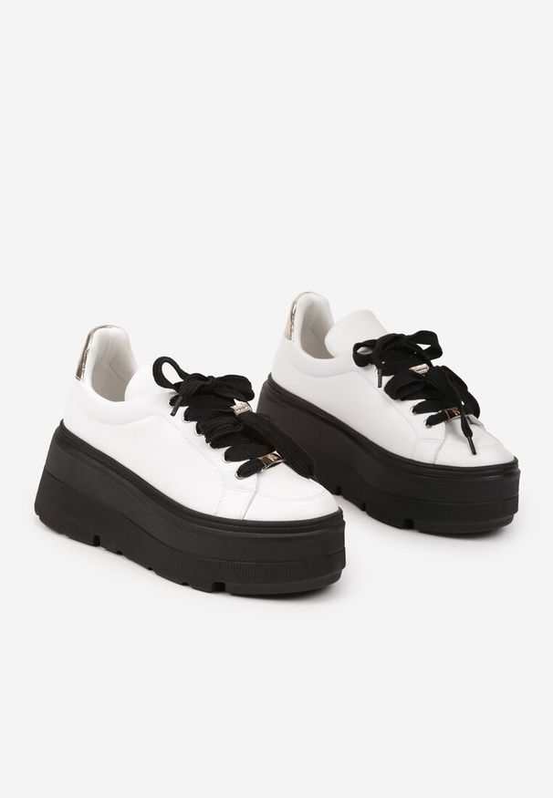 Renee - Biało-Czarne Sneakersy Vices na Płaskiej Podeszwie z Metalicznymi Ozdobami i Sznurowaniem Neladith. Zapięcie: sznurówki. Kolor: biały. Materiał: jeans. Wzór: aplikacja. Obcas: na płaskiej podeszwie