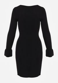 Renee - Czarna Wiskozowa Prążkowana Sukienka Bodycon Ozdobiona Wycięciem i Guzikami Nevelaura. Kolor: czarny. Materiał: prążkowany, wiskoza. Wzór: aplikacja. Typ sukienki: bodycon. Styl: elegancki #3