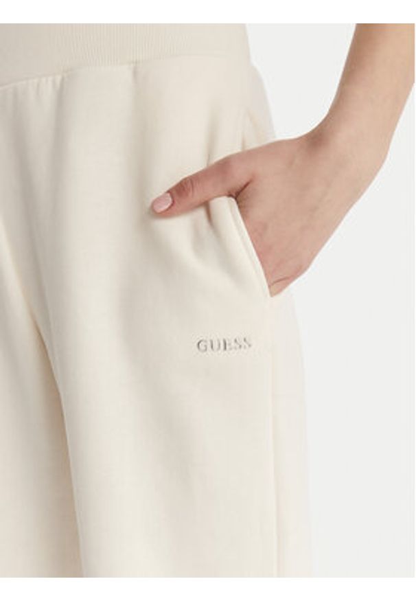 Guess Spodnie dresowe V6RB15 K9V31 Écru Regular Fit. Kolor: kremowy. Materiał: bawełna