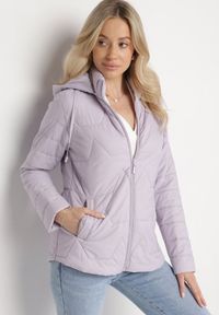 Born2be - Jasnofioletowa Pikowana Kurtka z Odpinanym Kapturem Noridi. Okazja: na co dzień. Kolor: fioletowy. Materiał: jeans. Styl: klasyczny, casual, elegancki #1