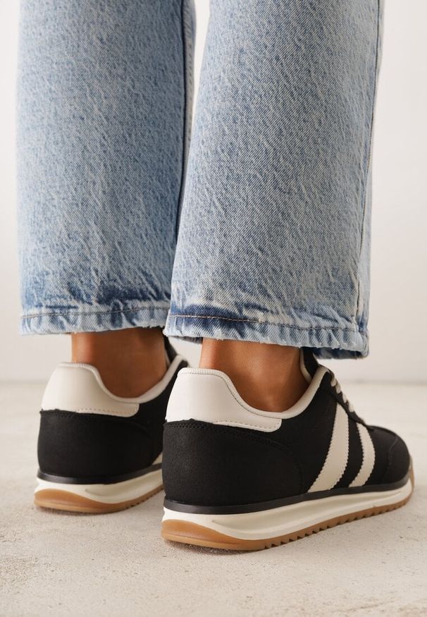 Renee - Czarne Sneakersy Ozdobione z Boku Paskami Ariene. Okazja: na co dzień. Zapięcie: pasek. Kolor: czarny. Materiał: jeans. Wzór: aplikacja