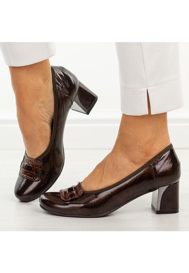 Brązowe lakierowane skórzane Polskie czółenka damskie Gregors 1205. Okazja: na co dzień. Kolor: brązowy. Materiał: skóra, lakier. Szerokość cholewki: normalna. Sezon: wiosna, lato. Obcas: na słupku. Styl: wizytowy, casual, klasyczny, elegancki