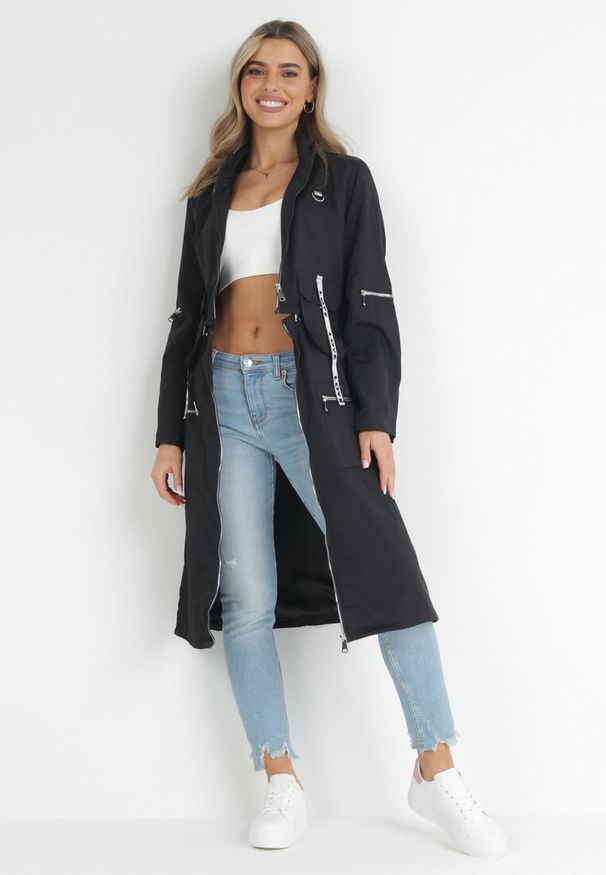 Born2be - Czarny Płaszcz z Regulowaną Długością i Taśmami z Napisem Emmilou. Kolor: czarny. Wzór: napisy. Sezon: wiosna, jesień