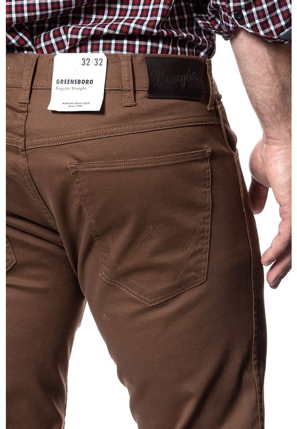 Wrangler - WRANGLER SPODNIE MĘSKIE GREENSBORO BISON W15QT228E 112127074. Materiał: materiał