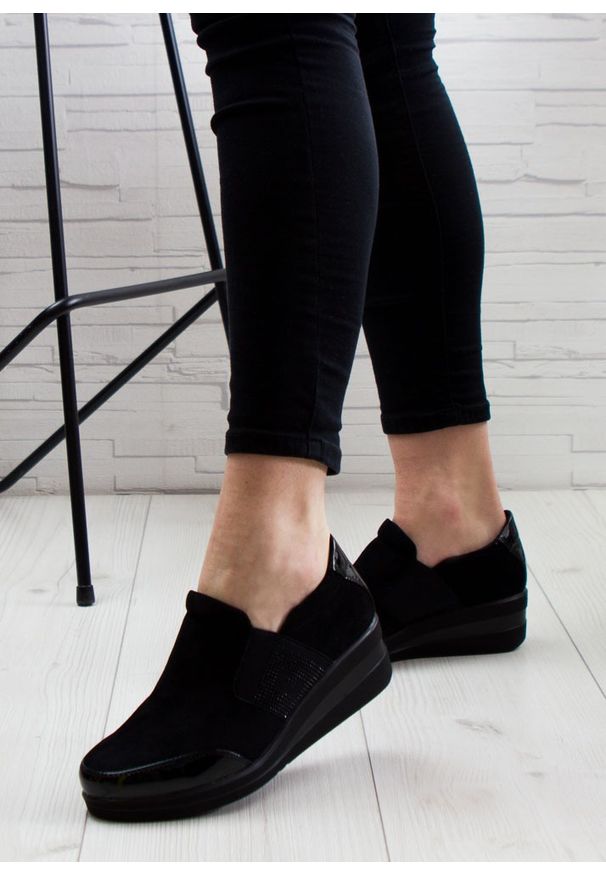 Inna - Sneakersy wsuwane z gumkami z cyrkoniami czarne Sergio Leone. Okazja: na imprezę, na spacer. Zapięcie: bez zapięcia. Kolor: czarny. Sezon: wiosna. Sport: turystyka piesza