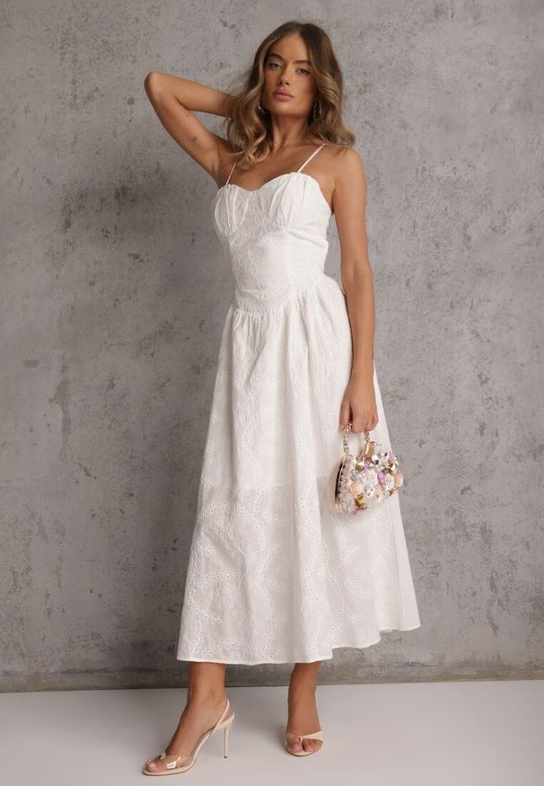 Renee - Biała Rozkloszowana Sukienka z Bawełny na Ramiączka Zdobiona Haftem Adozaphaura. Okazja: na imprezę, na co dzień, na randkę. Typ kołnierza: dekolt gorset. Kolor: biały. Wzór: haft, aplikacja. Typ sukienki: gorsetowe, rozkloszowane. Materiał: bawełna. Długość rękawa: na ramiączkach. Sezon: lato. Styl: casual