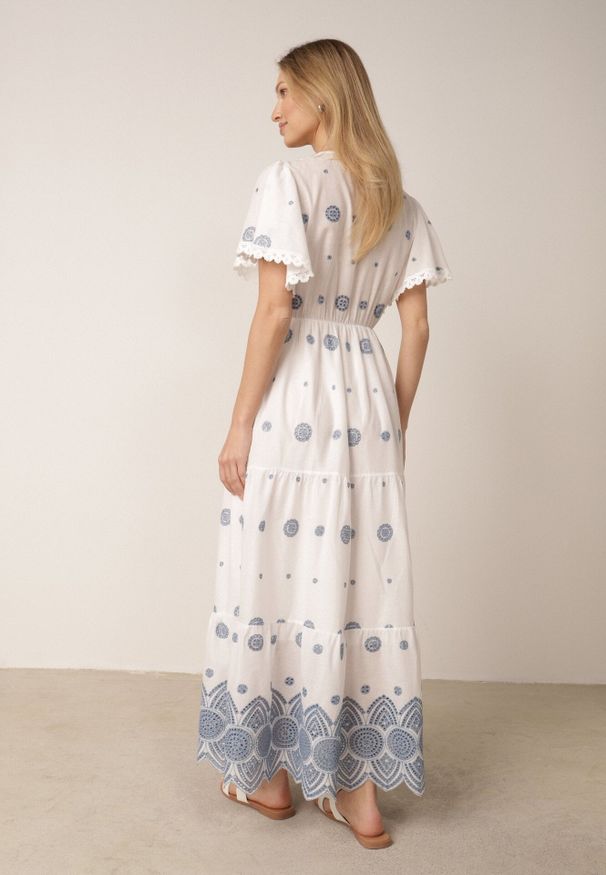 Born2be - Biało-Niebieska Bawełniana Sukienka Boho Zdobiona Etno Haftem i Chwostami Metona. Okazja: na spacer, na co dzień. Kolor: biały. Materiał: bawełna. Wzór: aplikacja, haft. Typ sukienki: proste. Styl: etno, boho