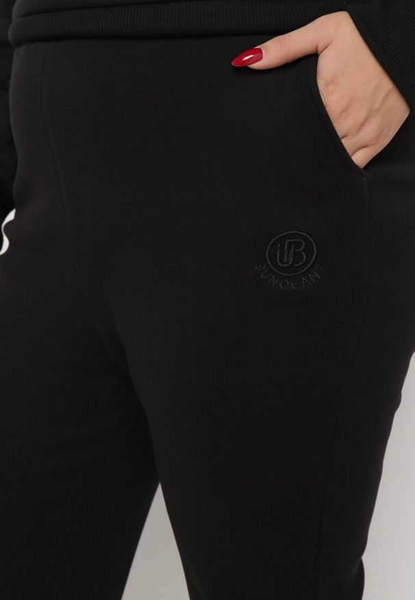 Born2be - Czarne Spodnie Dresowe z Bawełną z Kieszeniami i Gumką w Talii Ocieplane Futerkiem Poleeti. Okazja: na co dzień. Kolekcja: plus size. Kolor: czarny. Materiał: bawełna, futro, dresówka. Wzór: aplikacja. Styl: elegancki, casual