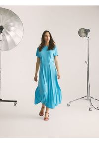 Reserved - Sukienka z połyskującej dzianiny - jasnoturkusowy. Kolor: turkusowy. Materiał: dzianina #1