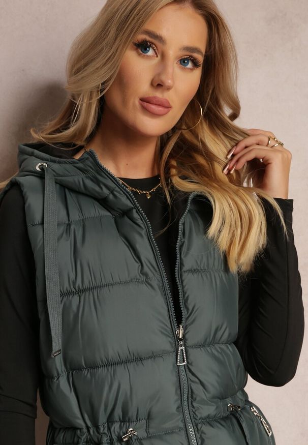 Renee - Ciemnozielona Pikowana Kamizelka Dwustronna z Troczkiem w Pasie o Wydłużonym Fasonie Selinorda. Kolor: zielony