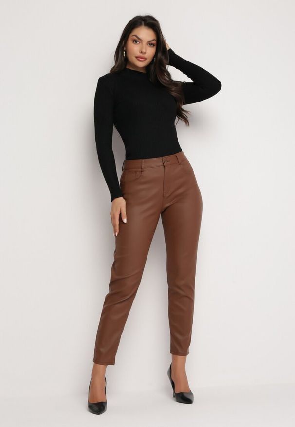 Born2be - Jasnobrązowe Spodnie z Wysokim Stanem z Ekoskóry Rowinna. Okazja: na co dzień, do pracy, na spotkanie biznesowe. Stan: podwyższony. Kolor: brązowy. Materiał: skóra. Styl: biznesowy, klasyczny, casual, elegancki