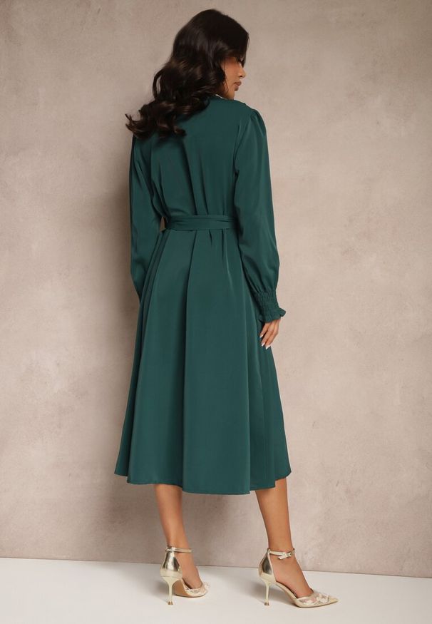 Renee - Zielona Sukienka o Rozkloszowanym Kroju z Guzkami i Materiałowym Paskiem Annadara. Okazja: na spotkanie biznesowe, do pracy, na co dzień. Typ kołnierza: dekolt w kształcie V. Kolor: zielony. Materiał: materiał. Styl: casual, klasyczny, biznesowy
