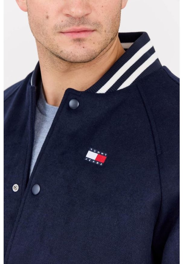 Tommy Jeans - TOMMY JEANS Granatowy męski bomber z domieszką wełny Varsity, Rozmiar M. Okazja: na co dzień. Kolor: niebieski. Materiał: wełna. Wzór: paski. Styl: klasyczny, casual, elegancki, sportowy