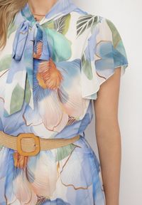 Born2be - Jasnoniebieska Sukienka o Rozkloszowanym Kroju z Wiązaniem przy Dekolcie i Paskiem Sorilina. Okazja: na co dzień. Kolor: niebieski. Długość rękawa: krótki rękaw. Wzór: kwiaty. Styl: casual, elegancki #6