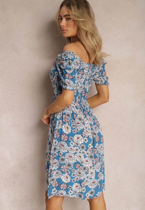 Renee - Niebieska Sukienka Midi z Wiskozy w Kwiaty z Kwadratowym Dekoltem i Marszczeniami Nasoria. Typ kołnierza: dekolt kwadratowy. Kolor: niebieski. Materiał: wiskoza. Wzór: kwiaty. Sezon: lato. Długość: midi