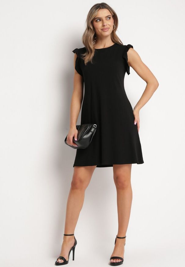 Born2be - Czarna Letnia Sukienka Bawełniana z Falbankami Wokół Ramion Sasare. Typ kołnierza: kołnierz z falbankami. Kolor: czarny. Materiał: bawełna. Długość rękawa: krótki rękaw. Wzór: aplikacja. Sezon: lato. Typ sukienki: trapezowe