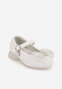 Born2be - Białe Balerinki z Paskiem i Skórzaną Wkładką Zdobione Kokardą z Cyrkoniami Larailee. Okazja: na co dzień, na uczelnię, na spacer. Zapięcie: pasek. Kolor: biały. Materiał: skóra. Wzór: aplikacja. Styl: casual, elegancki #5