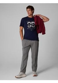 4f - 4F T-shirt regular z nadrukiem męski - granatowy M. Okazja: na co dzień, na spacer. Kolor: niebieski. Materiał: jeans, dzianina, bawełna, dresówka, materiał, jersey. Wzór: nadruk. Styl: casual, klasyczny #2