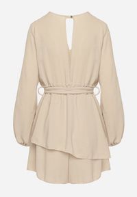 Born2be - Beżowa Kopertowa Sukienka Kombinezon Mini z Falbanką Bomina. Kolor: beżowy. Materiał: materiał #6
