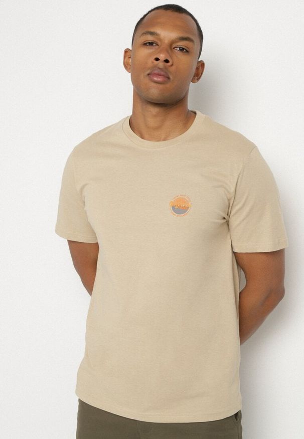 Born2be - Beżowa Koszulka Bawełniana z Aplikacją Selsedi. Okazja: na co dzień. Kolor: beżowy. Materiał: bawełna. Wzór: aplikacja. Styl: casual