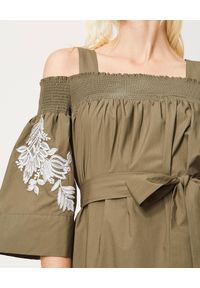 TwinSet - TWINSET - Maxi sukienka khaki z odkrytymi ramionami. Okazja: na imprezę. Kolor: zielony. Materiał: bawełna. Wzór: haft. Typ sukienki: z odkrytymi ramionami. Długość: maxi #2