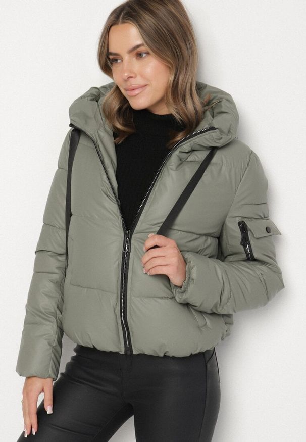 Born2be - Zielona Pikowana Kurtka Puffer z Kapturem i Ozdobnymi Taśmami Relania. Okazja: na co dzień, na spacer. Typ kołnierza: kaptur. Kolor: zielony. Materiał: skóra, poliester, dzianina. Styl: casual