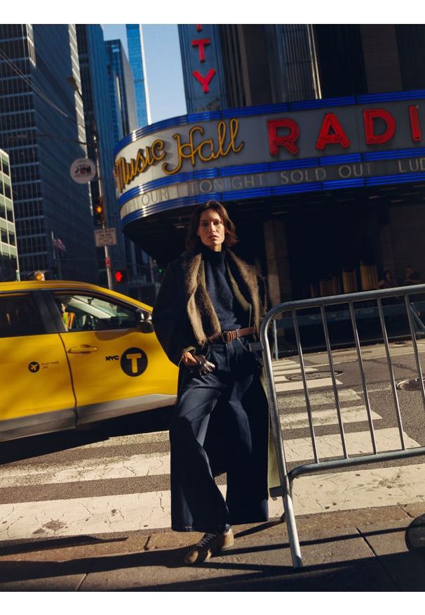 Reserved - Jeansy wide leg - granatowy. Kolor: niebieski