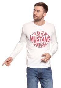 Mustang - LONGSLEEVE MUSTANG Printed Longsleeve CLOUD DANCER 1007065 2020. Długość rękawa: długi rękaw. Wzór: nadruk, melanż