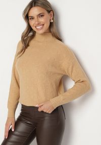 Born2be - Brązowy Sweter Golf z Ozdobnym Tłoczeniem Zakończony Ściągaczem Melodiea. Okazja: na co dzień, na spacer. Typ kołnierza: golf. Kolor: brązowy. Materiał: jeans. Wzór: aplikacja. Sezon: zima, jesień. Styl: klasyczny, casual