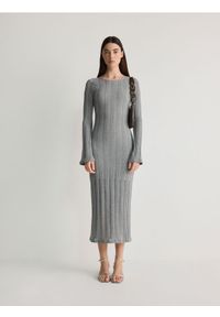 Reserved - Sukienka z odkrytymi plecami - jasnoszary. Kolor: szary. Materiał: dzianina, bawełna