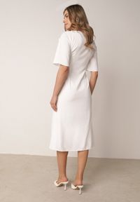 Born2be - Biała Koktajlowa Sukienka VICES ze Zwiewnymi Rękawami i Kwiatową Aplikacją 3D Talilia. Okazja: na wesele, na ślub cywilny, na imprezę. Kolor: biały. Wzór: aplikacja, kwiaty. Styl: wizytowy #5