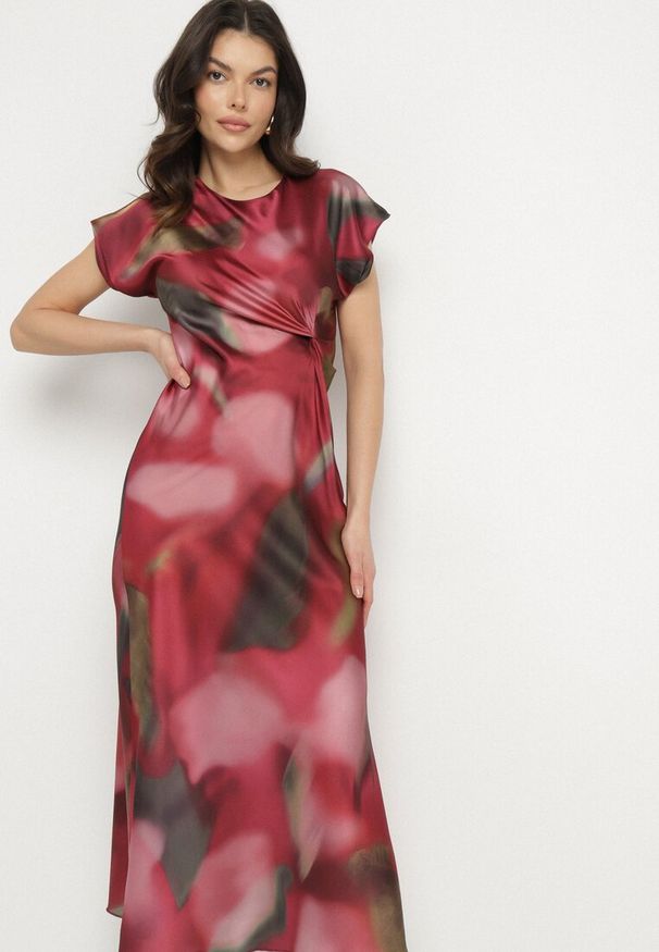 Born2be - Czerwona Rozkloszowana Sukienka w Abstrakcyjny Print z Ozdobnym Marszczeniem Tillanara. Okazja: na imprezę. Kolor: czerwony. Wzór: nadruk. Styl: elegancki, wizytowy