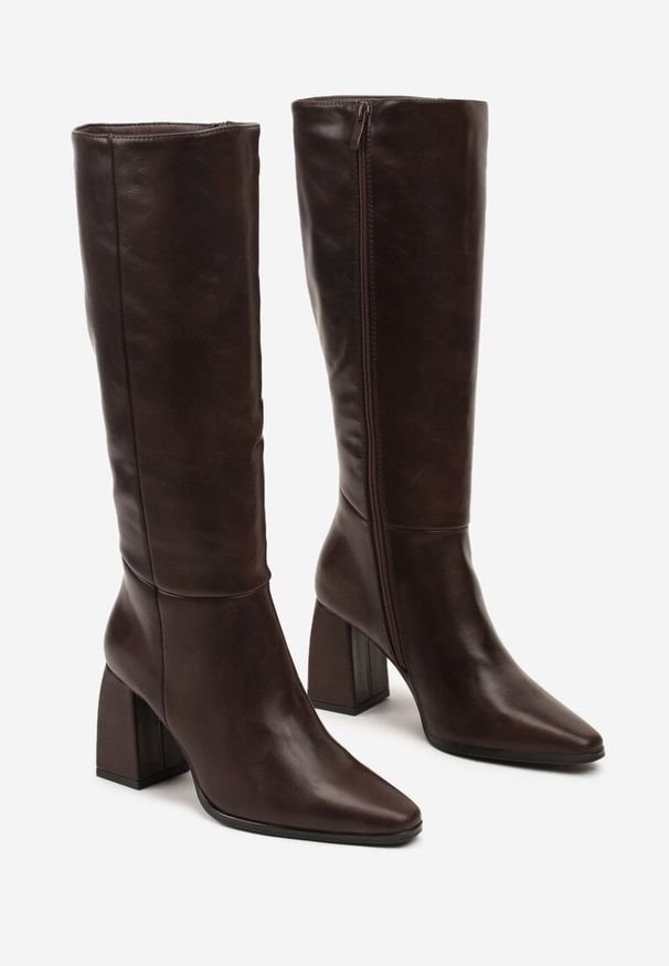 Born2be - Brązowe Kozaki na Obcasie z Dopasowaną Cholewką Lannita. Okazja: na co dzień, do pracy, na spotkanie biznesowe. Kolor: brązowy. Szerokość cholewki: normalna. Sezon: zima, jesień. Obcas: na obcasie. Styl: biznesowy, casual, elegancki. Wysokość obcasa: średni