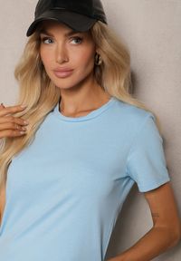 Renee - Niebieski T-shirt z Krótkim Rękawem i Okrągłym Dekoltem Tiarella. Kolor: niebieski. Materiał: jeans. Długość rękawa: krótki rękaw. Długość: krótkie. Wzór: aplikacja. Styl: klasyczny, elegancki #3